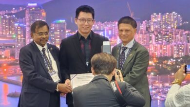 dr. Jonathan Kevin Djuanda Sp. OG saat menerima penghargaa, Young Gynecologist Award di Kota Busan Korea Selatan.